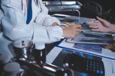 Doktorlar tedavi seçeneklerini tartışmak ve iş arkadaşlarıyla deneyimleri paylaşmak için hastanede toplanıyorlar.