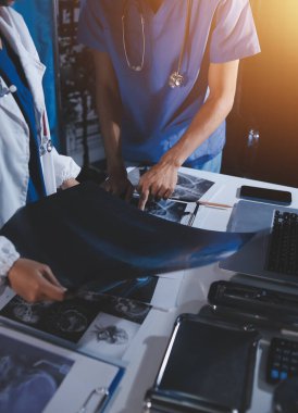 Doktorlar tedavi seçeneklerini tartışmak ve iş arkadaşlarıyla deneyimleri paylaşmak için hastanede toplanıyorlar.