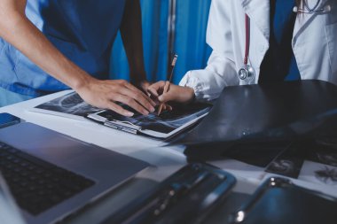 Doktorlar tedavi seçeneklerini tartışmak ve iş arkadaşlarıyla deneyimleri paylaşmak için hastanede toplanıyorlar.