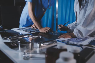 Doktorlar tedavi seçeneklerini tartışmak ve iş arkadaşlarıyla deneyimleri paylaşmak için hastanede toplanıyorlar.