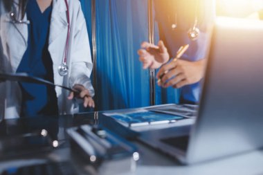 Doktorlar tedavi seçeneklerini tartışmak ve iş arkadaşlarıyla deneyimleri paylaşmak için hastanede toplanıyorlar.