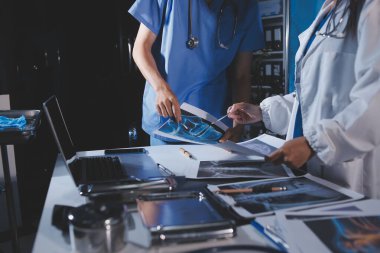 Doktorlar tedavi seçeneklerini tartışmak ve iş arkadaşlarıyla deneyimleri paylaşmak için hastanede toplanıyorlar.