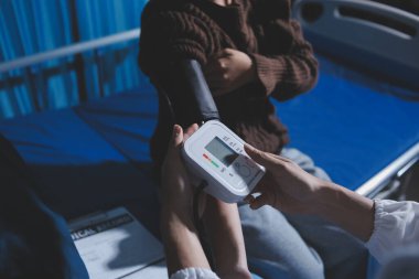 Doktor önlemler kan basıncı hastaya