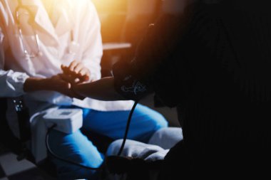 Doktor önlemler kan basıncı hastaya