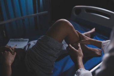 Rehabilitasyon terapisi, rehabilitasyon merkezlerinde çalışan profesyonel erkek fizyoterapistler, erkek hastaların bacak ve kas ağrılarını tedavi ederken,.