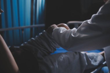 Rehabilitasyon terapisi, rehabilitasyon merkezlerinde çalışan profesyonel erkek fizyoterapistler, erkek hastaların bacak ve kas ağrılarını tedavi ederken,.