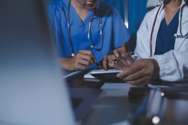 Doktorlar tedavi seçeneklerini tartışmak ve iş arkadaşlarıyla deneyimleri paylaşmak için hastanede toplanıyorlar.