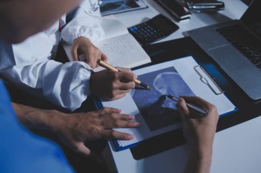 Doktorlar tedavi seçeneklerini tartışmak ve iş arkadaşlarıyla deneyimleri paylaşmak için hastanede toplanıyorlar.