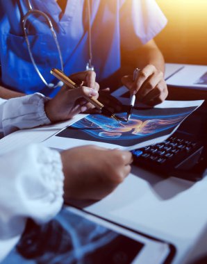 Doktorlar tedavi seçeneklerini tartışmak ve iş arkadaşlarıyla deneyimleri paylaşmak için hastanede toplanıyorlar.