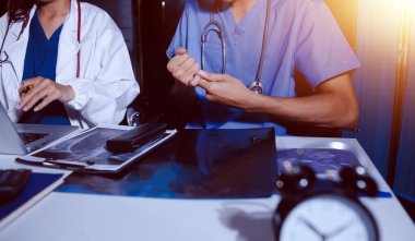 Doktorlar tedavi seçeneklerini tartışmak ve iş arkadaşlarıyla deneyimleri paylaşmak için hastanede toplanıyorlar.