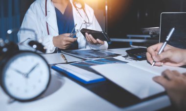 Doktorlar tedavi seçeneklerini tartışmak ve iş arkadaşlarıyla deneyimleri paylaşmak için hastanede toplanıyorlar.