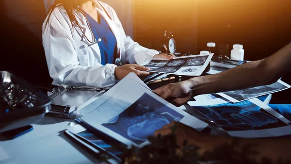 Doktorlar tedavi seçeneklerini tartışmak ve iş arkadaşlarıyla deneyimleri paylaşmak için hastanede toplanıyorlar.