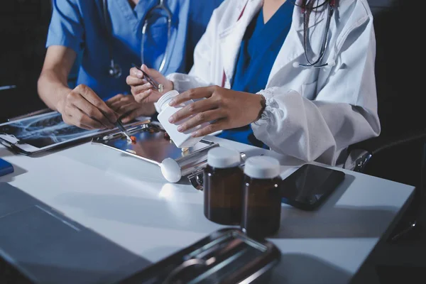 Doktorlar tedavi seçeneklerini tartışmak ve iş arkadaşlarıyla deneyimleri paylaşmak için hastanede toplanıyorlar.