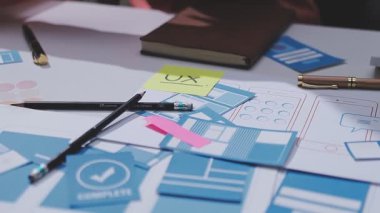 UI UX web tasarımcılarından oluşan bir ekip mobil yanıt veren web siteleri geliştirmek için birlikte çalışıyor. Mobil Mobil Model