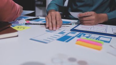 UI UX web tasarımcılarından oluşan bir ekip mobil yanıt veren web siteleri geliştirmek için birlikte çalışıyor. Mobil Mobil Model