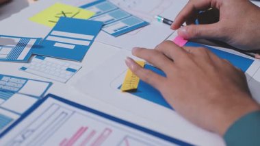 UI UX web tasarımcılarından oluşan bir ekip mobil yanıt veren web siteleri geliştirmek için birlikte çalışıyor. Mobil Mobil Model