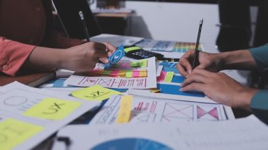 UI UX web tasarımcılarından oluşan bir ekip mobil yanıt veren web siteleri geliştirmek için birlikte çalışıyor. Mobil Mobil Model