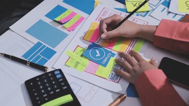 UI UX web tasarımcılarından oluşan bir ekip mobil yanıt veren web siteleri geliştirmek için birlikte çalışıyor. Mobil Mobil Model