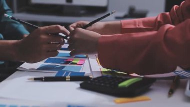 UI UX web tasarımcılarından oluşan bir ekip mobil yanıt veren web siteleri geliştirmek için birlikte çalışıyor. Mobil Mobil Model