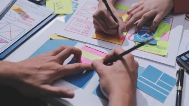 UI UX web tasarımcılarından oluşan bir ekip mobil yanıt veren web siteleri geliştirmek için birlikte çalışıyor. Mobil Mobil Model