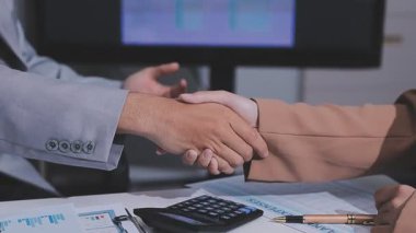 Genç insanlar modern ofiste iş toplantısı