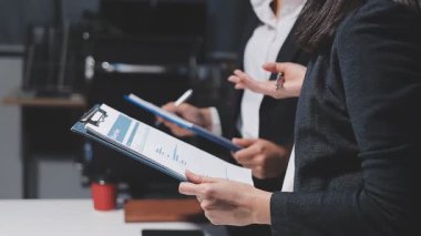 Genç insanlar modern ofiste iş toplantısı