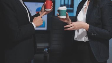 Genç insanlar modern ofiste iş toplantısı