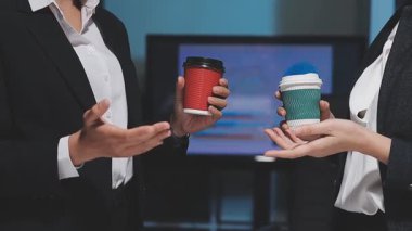 Genç insanlar modern ofiste iş toplantısı