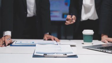 Genç insanlar modern ofiste iş toplantısı