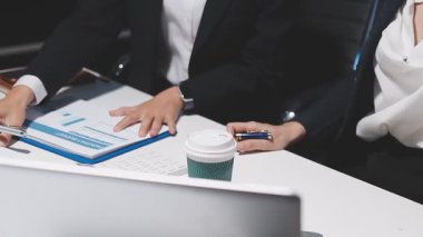 Genç insanlar modern ofiste iş toplantısı