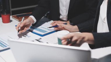 Genç insanlar modern ofiste iş toplantısı