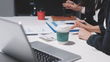 Genç insanlar modern ofiste iş toplantısı