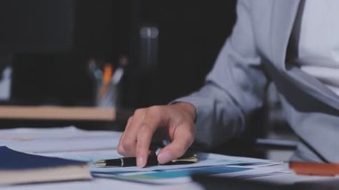 Genç insanlar modern ofiste iş toplantısı