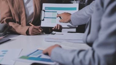 Genç insanlar modern ofiste iş toplantısı