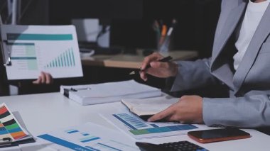 Genç insanlar modern ofiste iş toplantısı