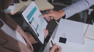 Genç insanlar modern ofiste iş toplantısı