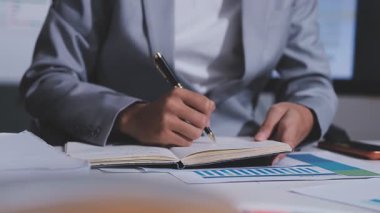 Genç insanlar modern ofiste iş toplantısı