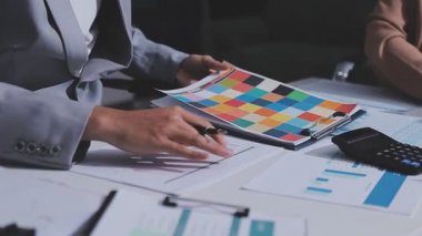 Genç insanlar modern ofiste iş toplantısı