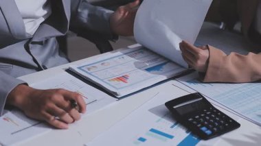 Genç insanlar modern ofiste iş toplantısı