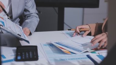 Genç insanlar modern ofiste iş toplantısı