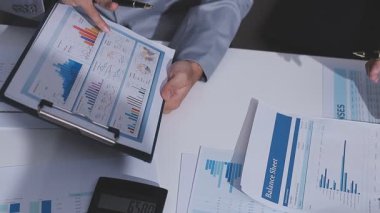 Genç insanlar modern ofiste iş toplantısı