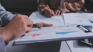 Genç insanlar modern ofiste iş toplantısı