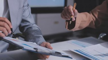 Genç insanlar modern ofiste iş toplantısı