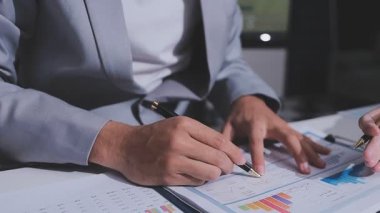 Genç insanlar modern ofiste iş toplantısı