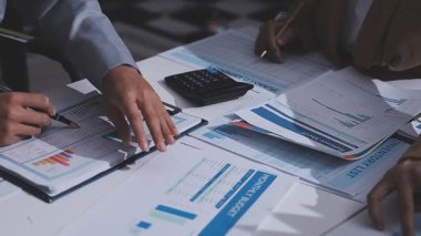 Genç insanlar modern ofiste iş toplantısı