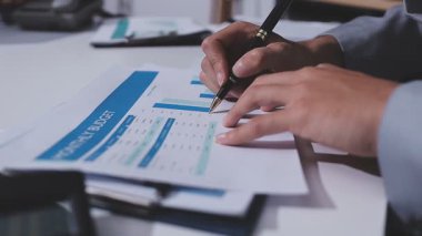 Genç insanlar modern ofiste iş toplantısı