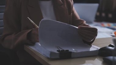 Genç insanlar modern ofiste iş toplantısı