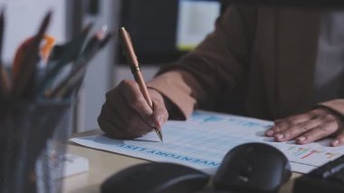 Genç insanlar modern ofiste iş toplantısı