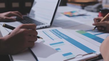 Genç insanlar modern ofiste iş toplantısı