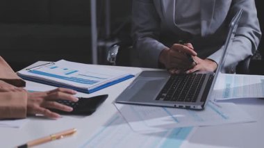 Genç insanlar modern ofiste iş toplantısı